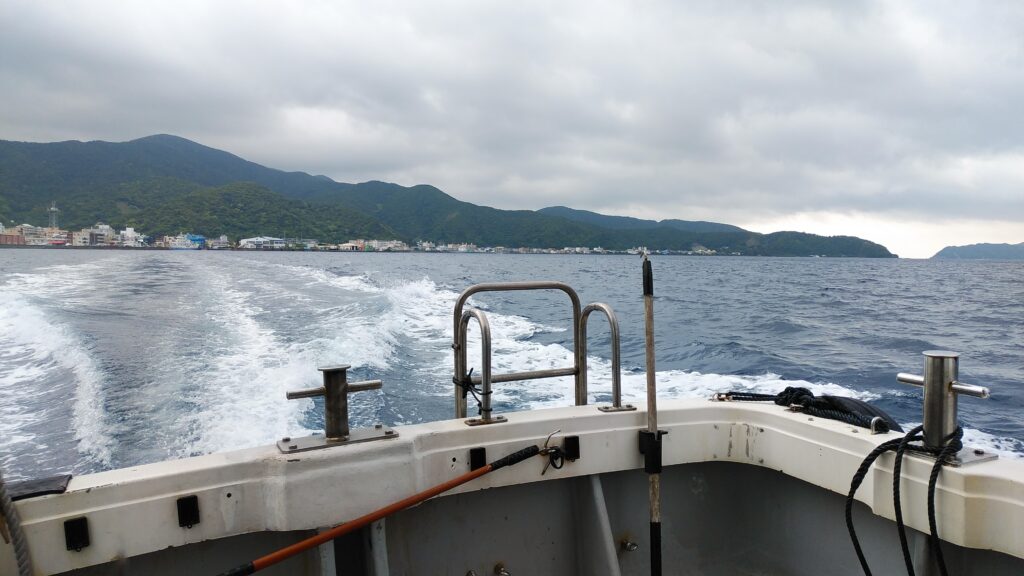 定員14名の乗合船みなみ丸にて加計呂麻島の瀬相へ向かいました。