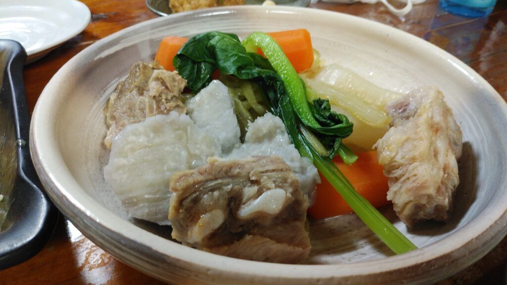 島野菜と豚足の煮物は大好きな田芋入り。