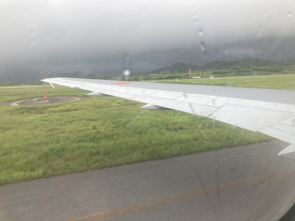 雷雲のため石垣空港でしばし待機