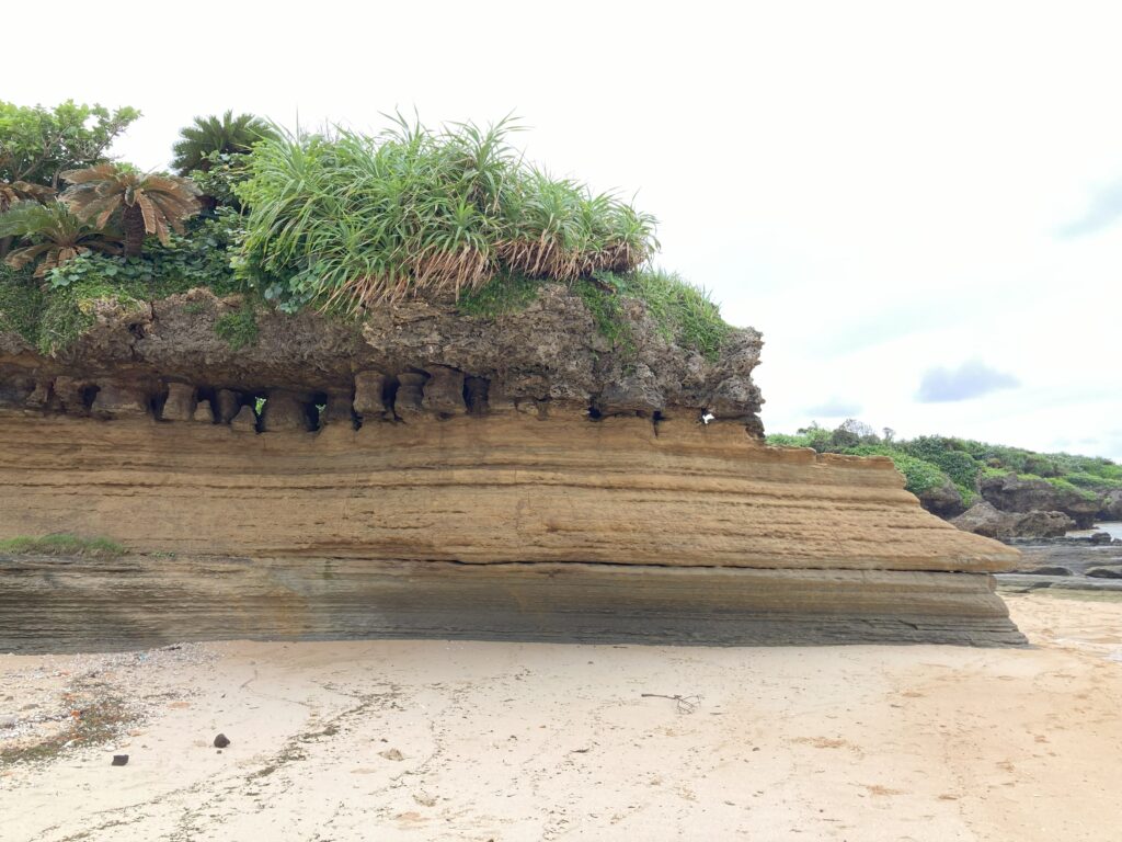 星砂の浜の岸壁