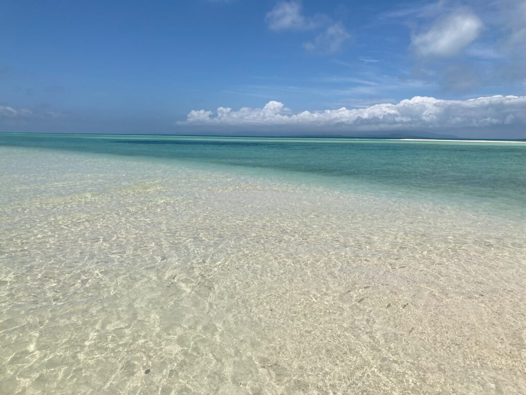 コンドイビーチの青く澄んだ海