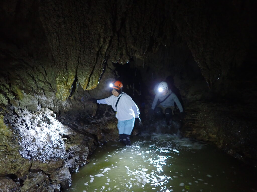 クーラ洞窟は水がたまっていました