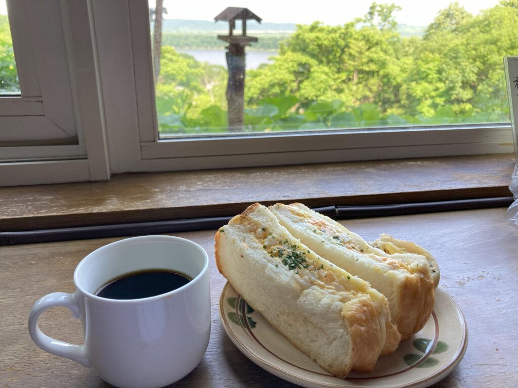 部屋でたまごサンドとコーヒーの朝食