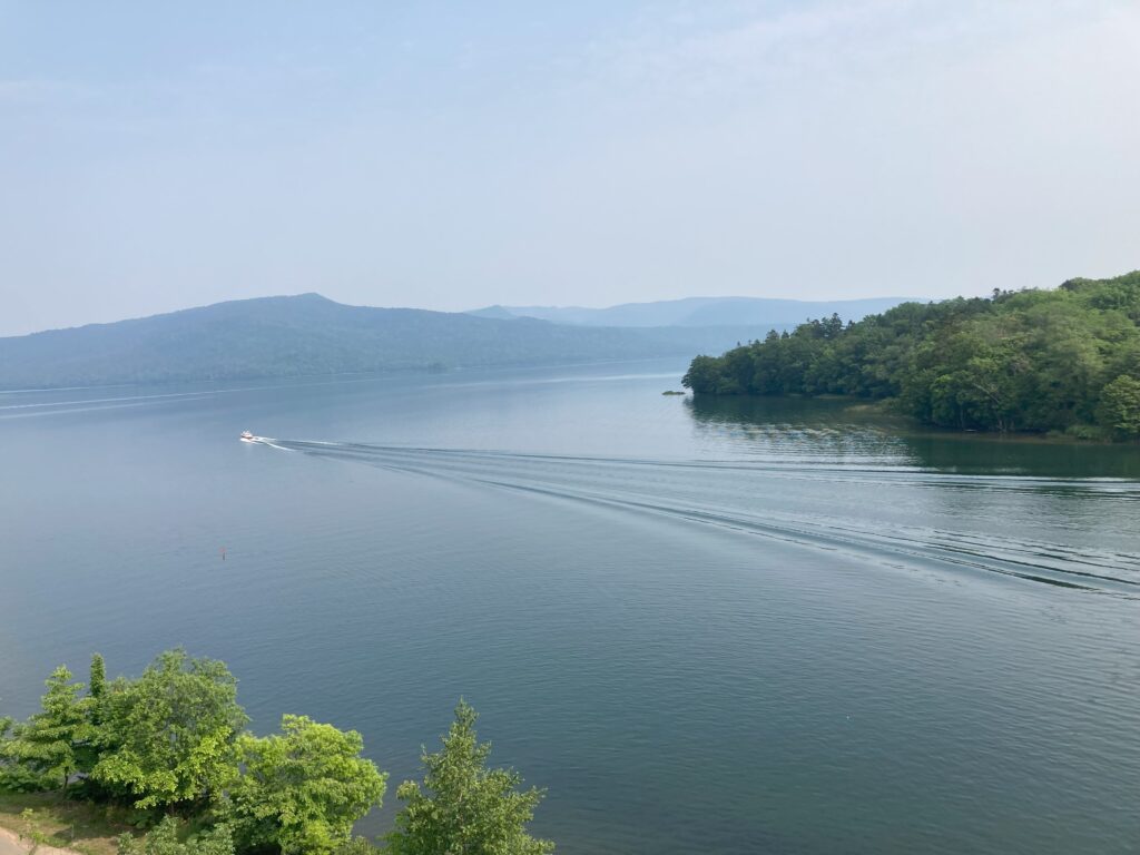 朝の阿寒湖