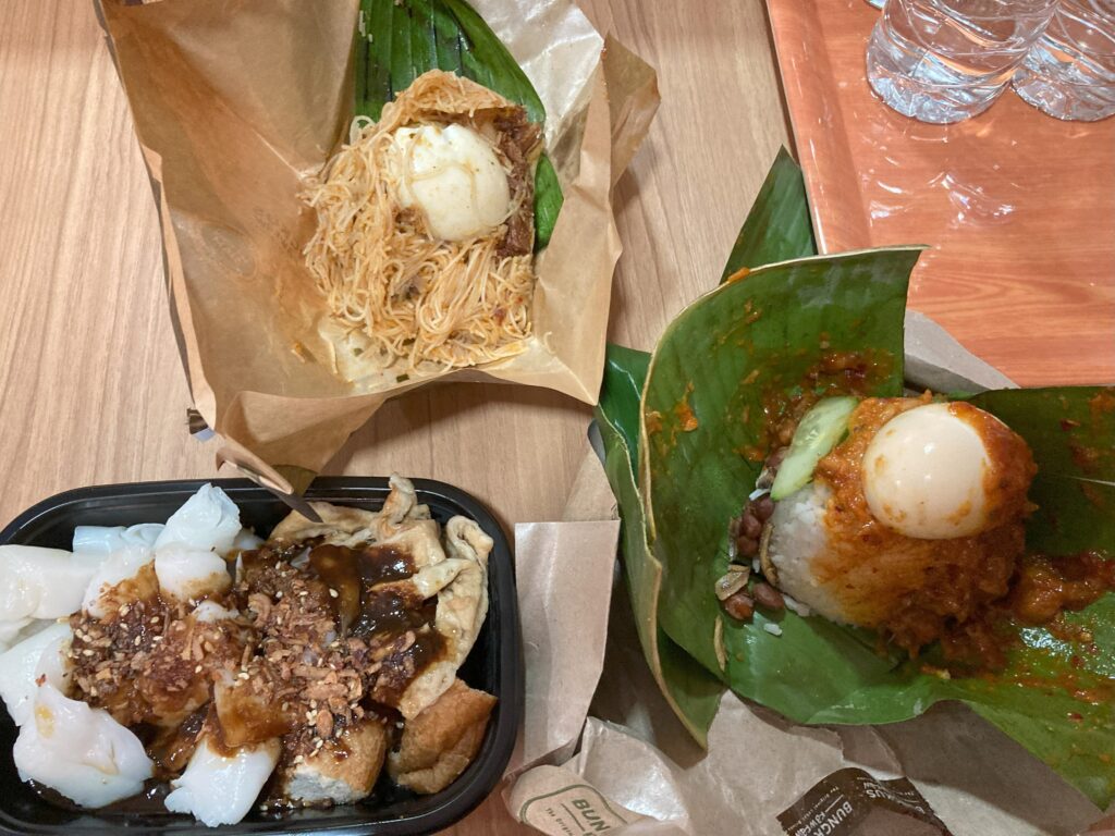 Bungkus Kaw KawのNasi Lemak Ayam MerahとBihun SiamとChee Cheong Fun