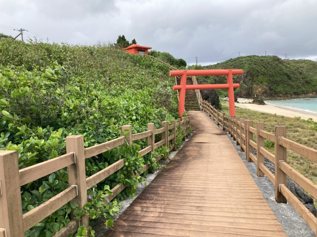 漁港近くの神社