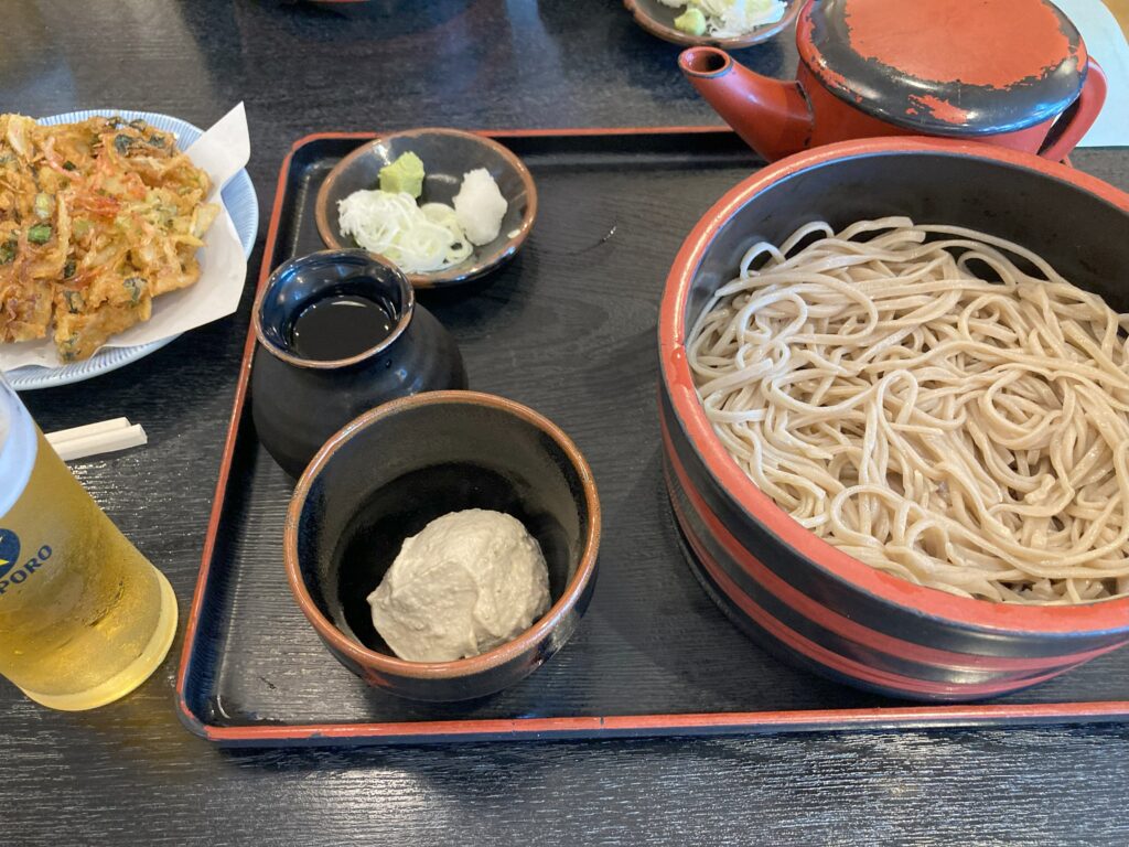 信州蕎麦の草笛のクルミ蕎麦とかき揚げ
