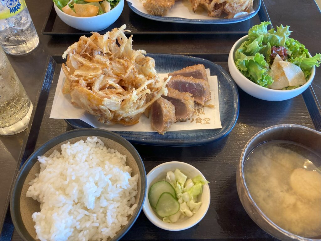 海沿いのキコリ食堂の三崎マグロのレアカツ＆湘南しらすと三浦・鎌倉野菜のかき揚げ定食