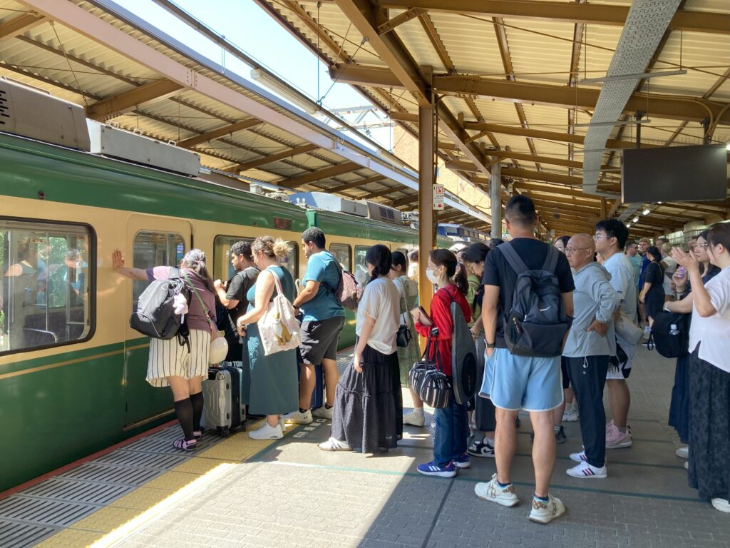 江ノ電の鎌倉駅ホームは9割外国人でした