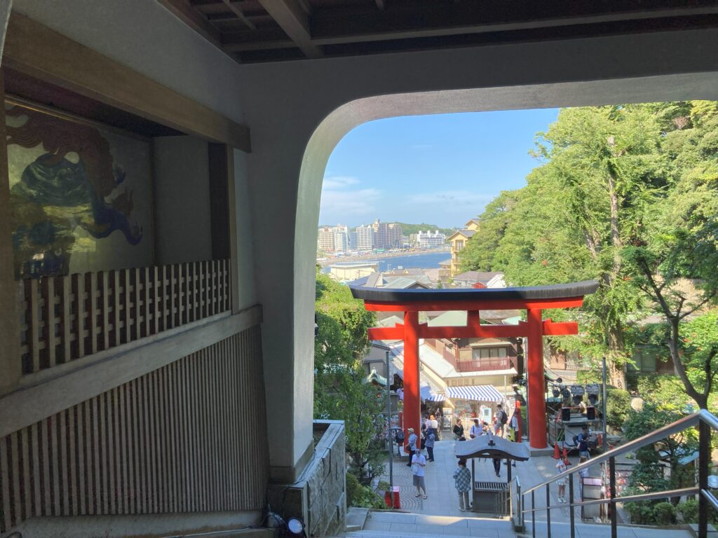 江島神社大鳥居からの景色