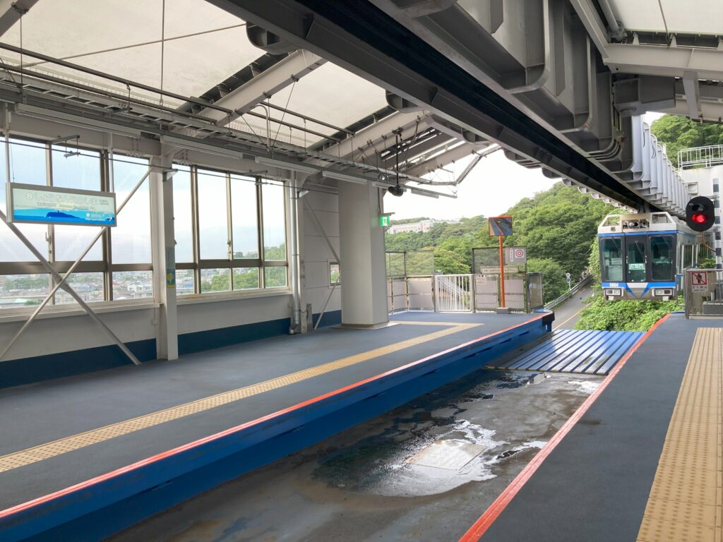 湘南江の島駅にケーブルカーが入ってきました