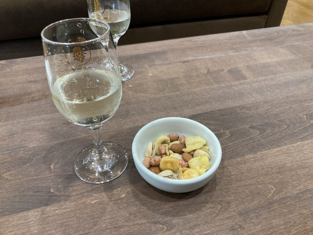 コンカナ王国のラウンジではワイン飲み放題