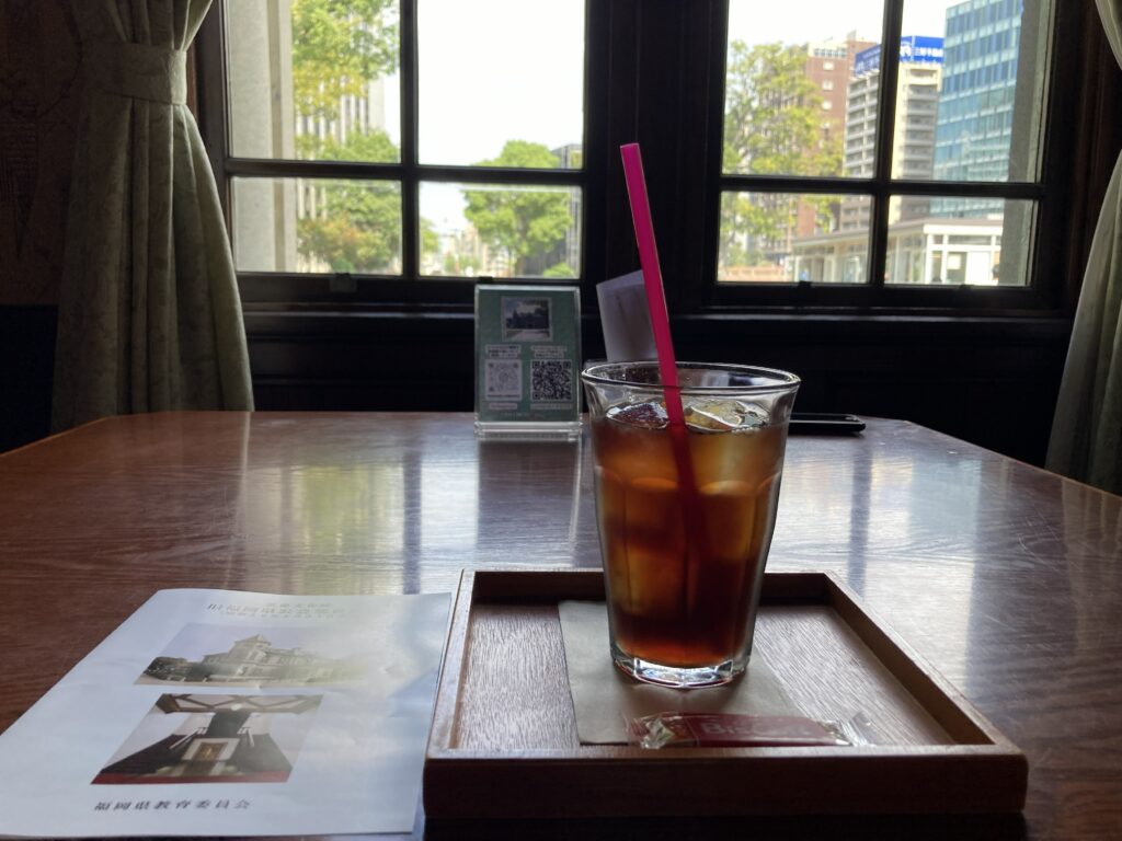 旧福岡県公会堂貴賓館のカフェで優雅にアイスティーを楽しむ