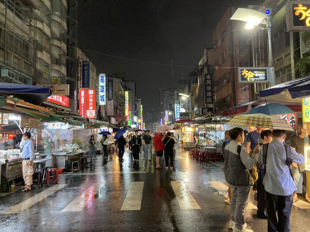 雨の六合夜市