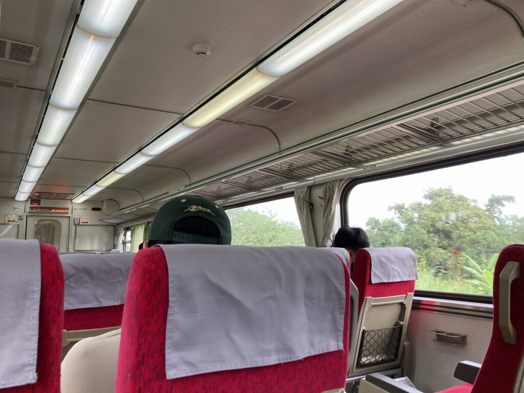 自強号9号車に着席