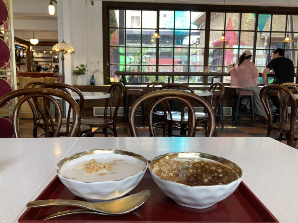 林百貨店5階のカフェにて豆花をいただく