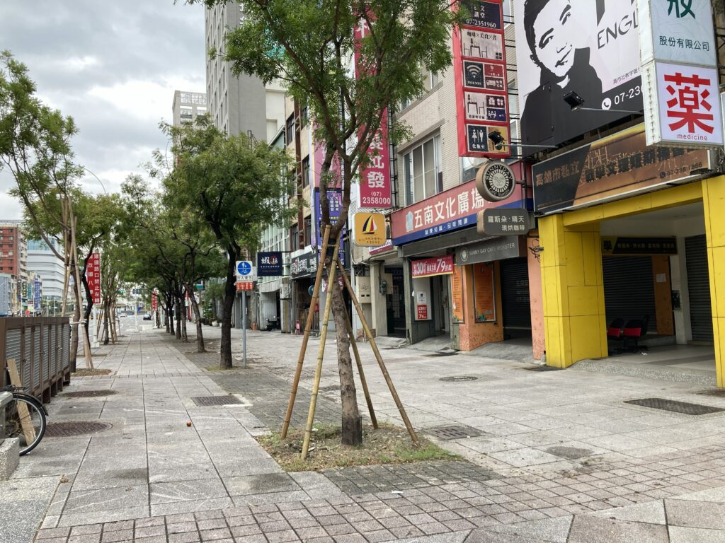 台風のため人っ子一人いない大通り