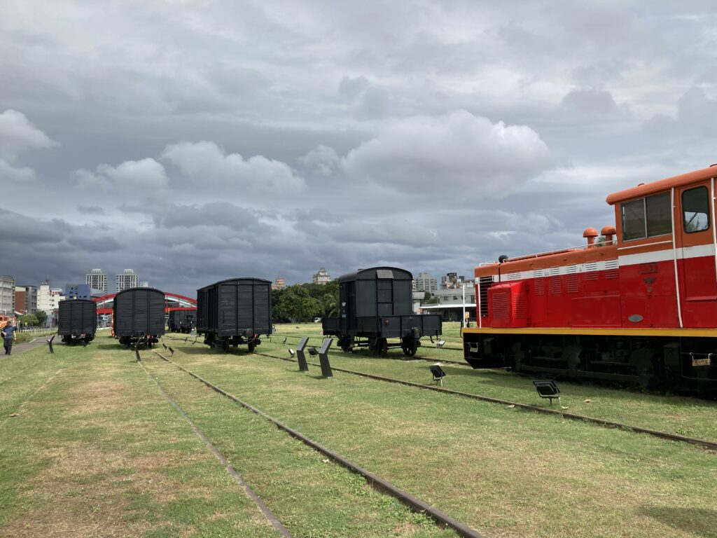 芝生広場に展示されている車両