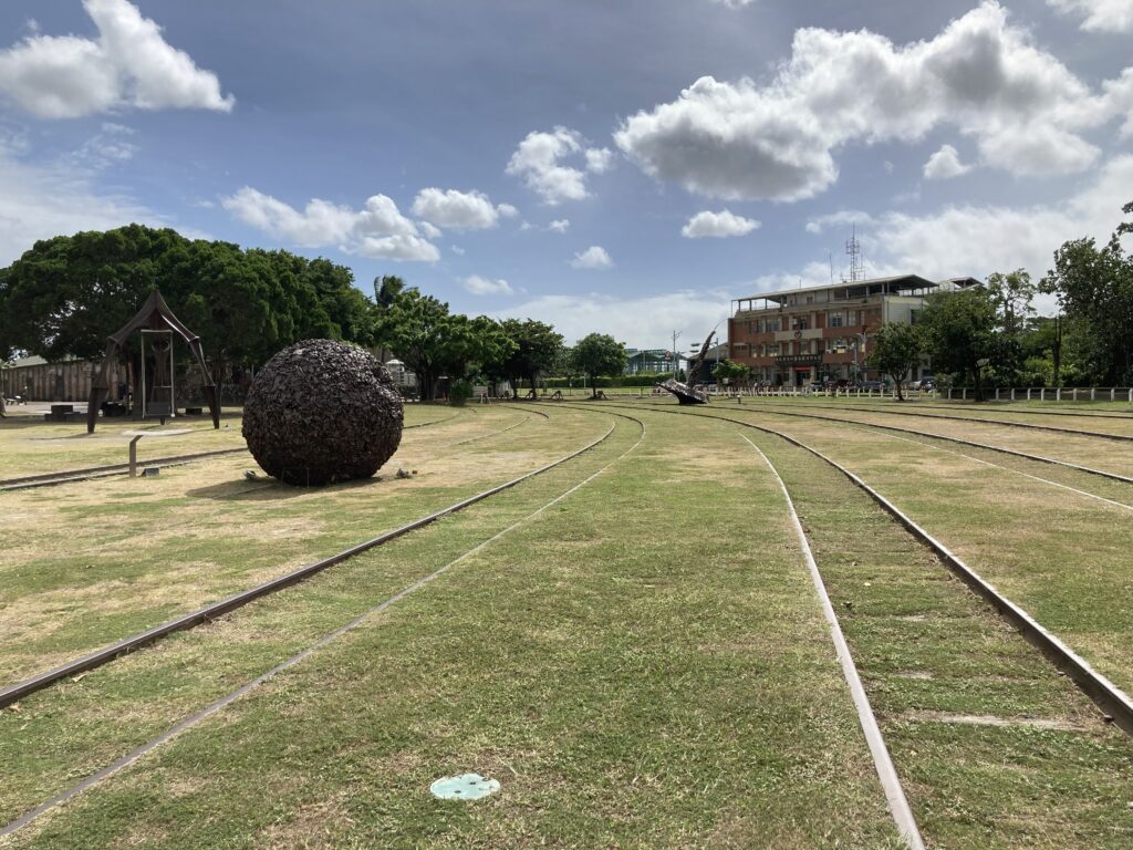 芝生広場には線路もあります