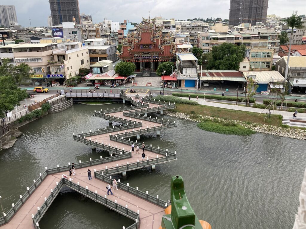 龍虎塔から左営城邑慈済宮を臨む