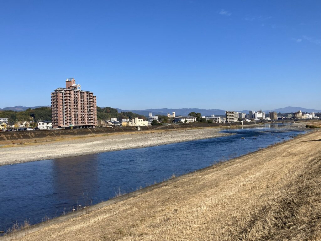 復興半ばの球磨川沿い風景