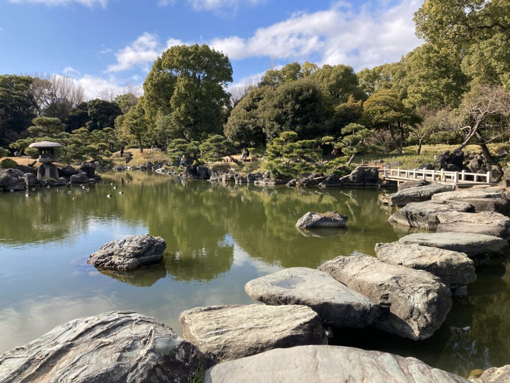 清澄庭園は日本各地の奇石が配置されています