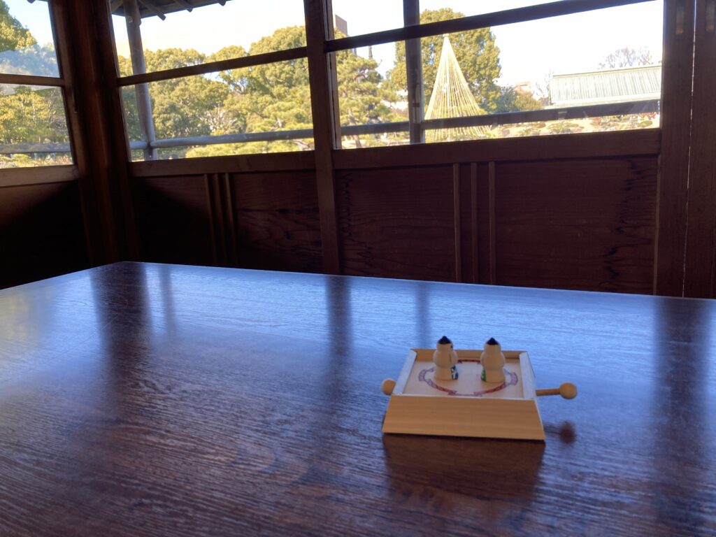 涼亭にて新年の昔遊びが体験できました