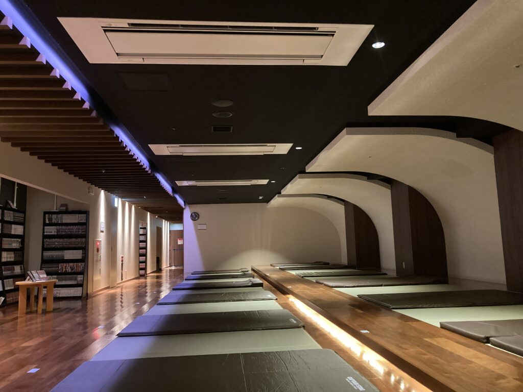 森の湯の休憩室はガラガラ